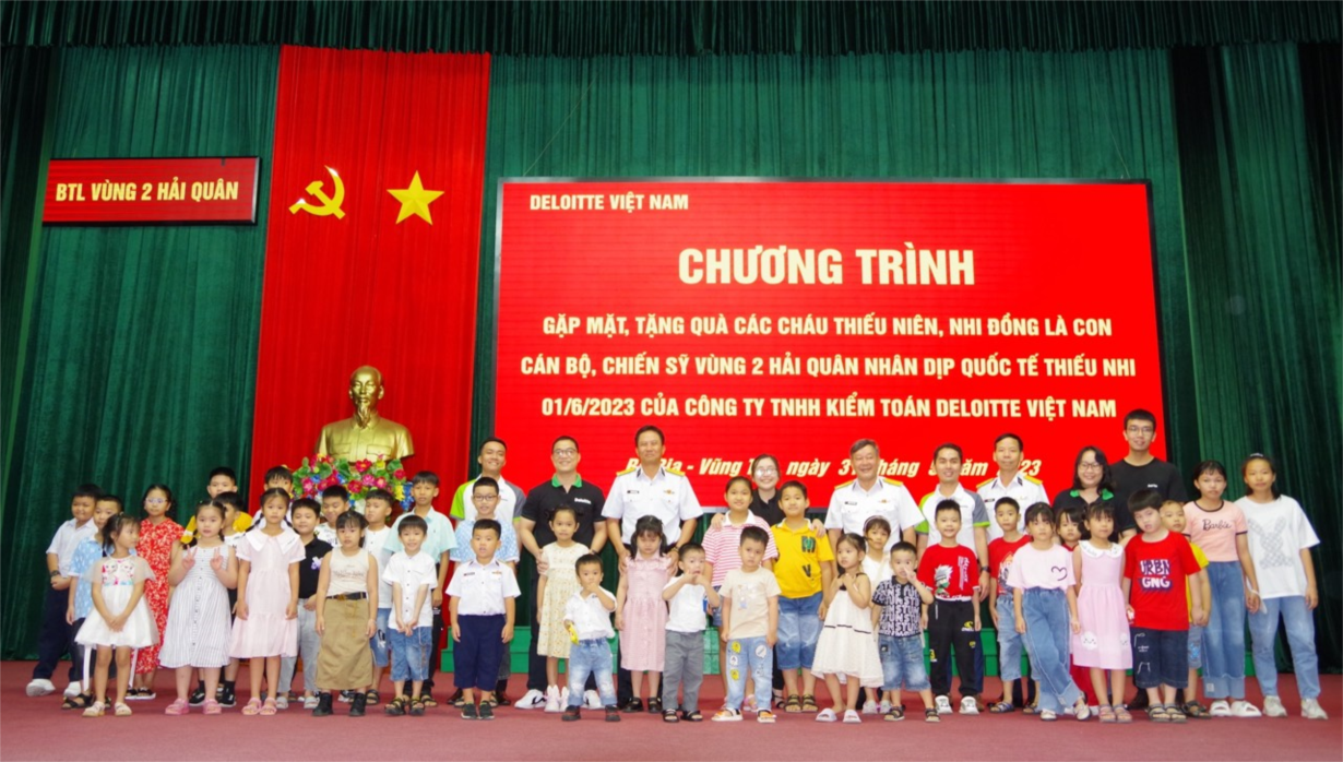 Vùng 2 Hải quân chăm lo, tặng quà các cháu thiếu nhi (31/05/2023)